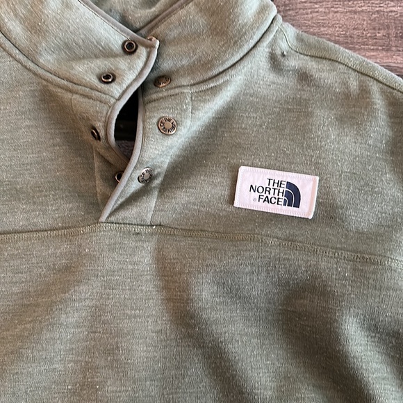Green quarter button sweater from North Face - Picture 2 of 3